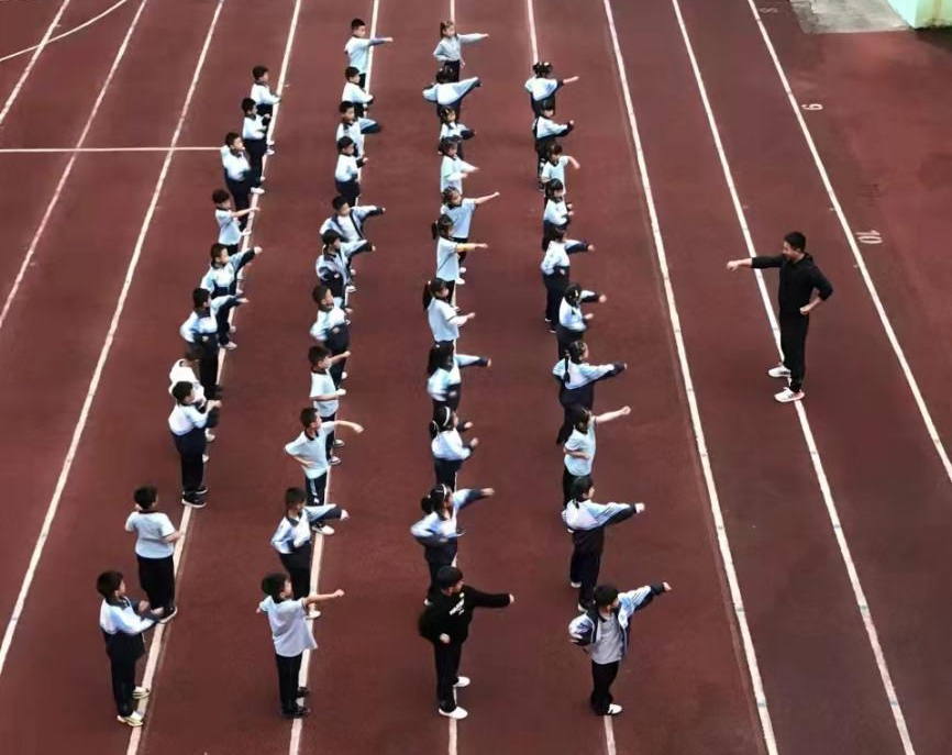 图:龙泉市实验小学托管员工在体能训练