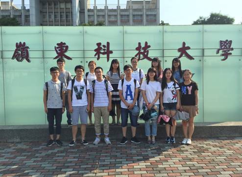 图一:岭东科技大学宝文校区门口法学院同学合影
